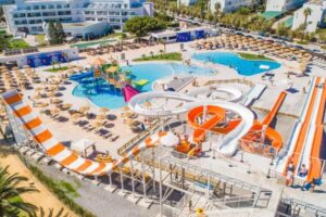Diversión acuática garantizada: Hoteles con toboganes en Cádiz